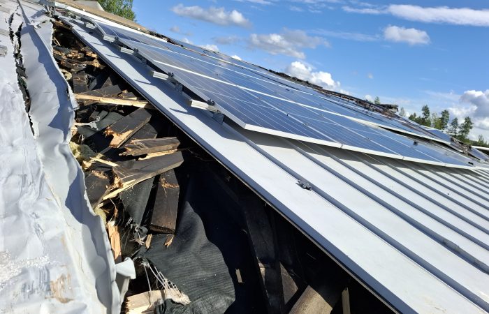 Kuva talon katolta, jossa aurinkosähköjärjestelmän reunassa on palanutta kattomateriaalia.