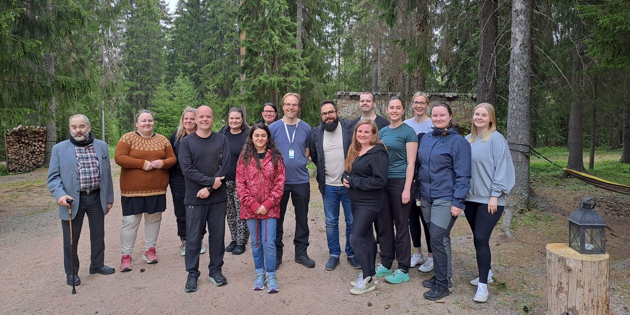 Ryhmä Resurssiviisauden tutkimuskokonaisuuden henkilöitä ryhmäkuvassa.