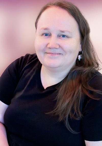 Lähikuvassa Minna-Riikka Tuohiniitty.