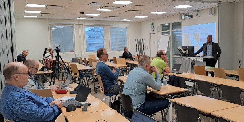 Seminaariosallistujia kuuntelemassa esitystä.